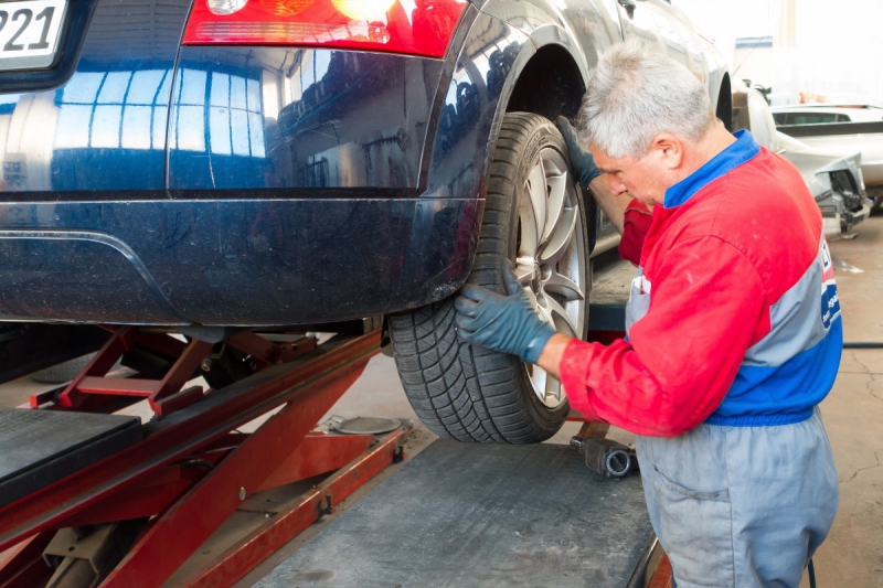 vitrine-ST PAUL EN FORET-min_auto_repair_repair_lift_auto_mechanic_work_clothes_master_professional_man_of_the_fold-685629