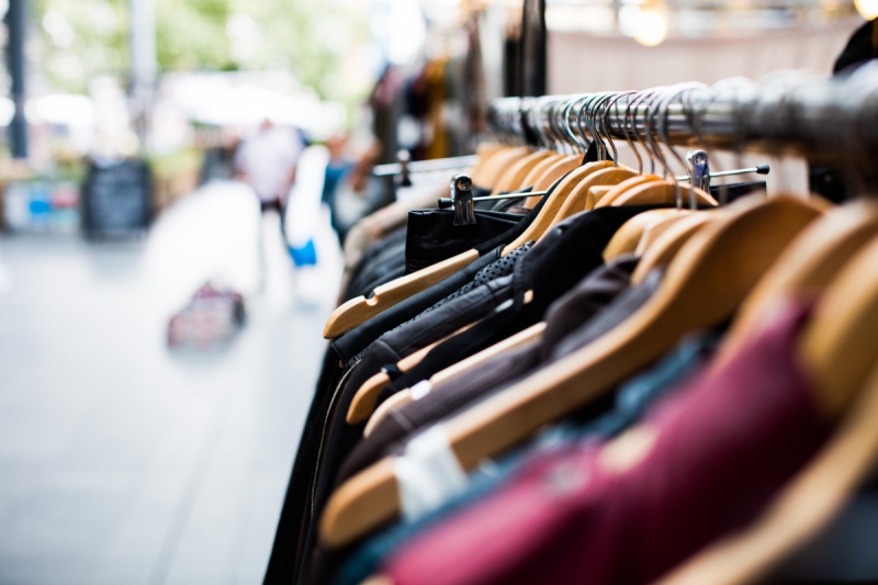 vitrine-ST PAUL EN FORET-min_blur_close_up_focus_hanger_jacket_market_people_rack-1176303