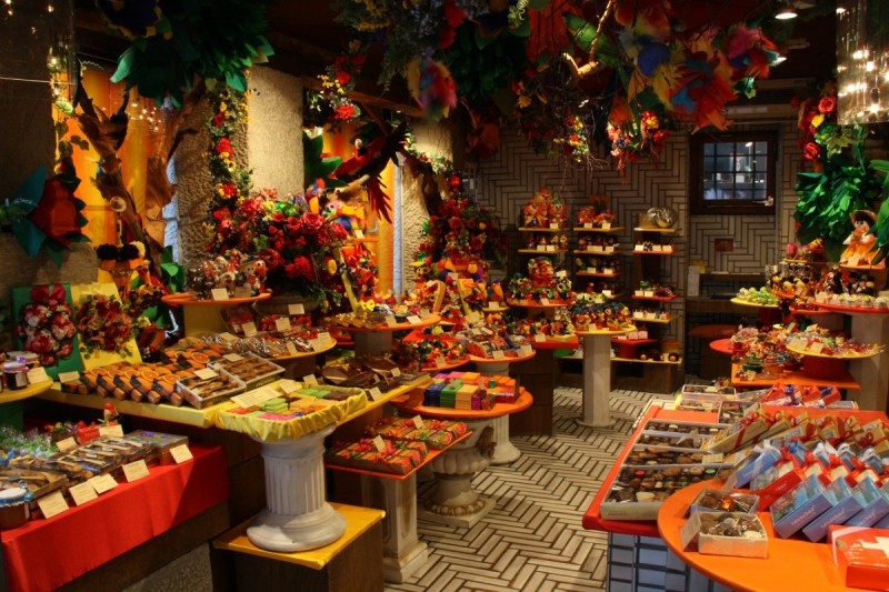 vitrine-ST PAUL EN FORET-min_candy_store_chocolate_shop_chocolate_switzerland-393515